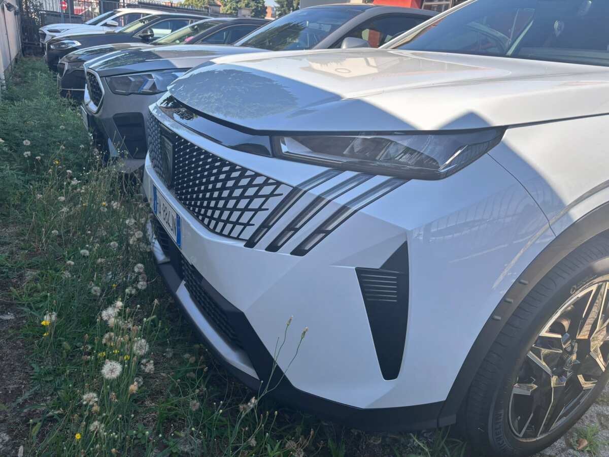 Noleggio a breve termine: Peugeot 3008 ibrida