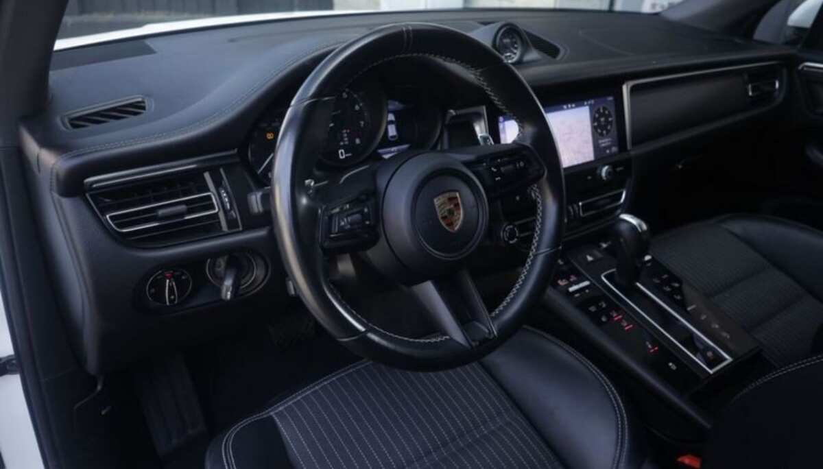 Gli interni della Porsche Macan 2.0 T 195KW